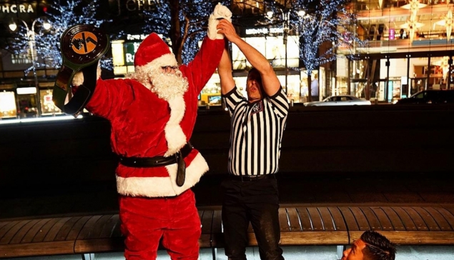 RAW : Le Père Noël devient champion WWE 24/7