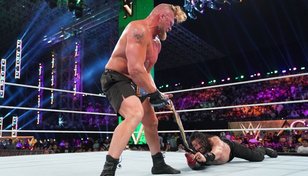 WWE Crown Jewel : Paul Heyman s'allie avec Roman Reigns ou Brock Lesnar ?