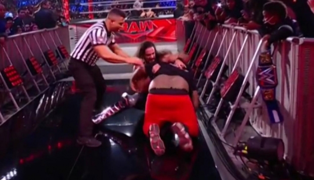 L'agresseur de Seth Rollins remet les pieds à un show WWE