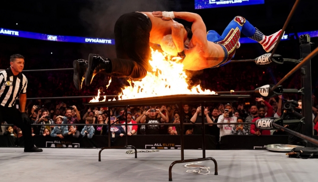 Cody Rhodes revient sur le spot de la table enflammée