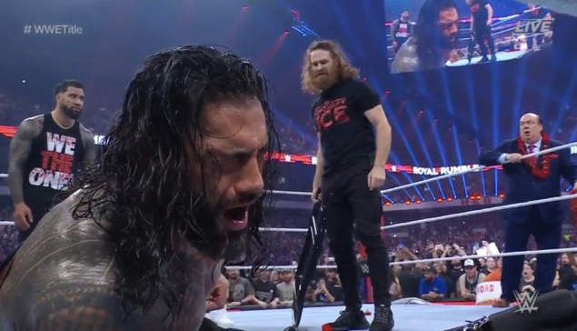 Royal Rumble : Roman Reigns s'acharne et bat Owens, Sami Zayn s'interpose !