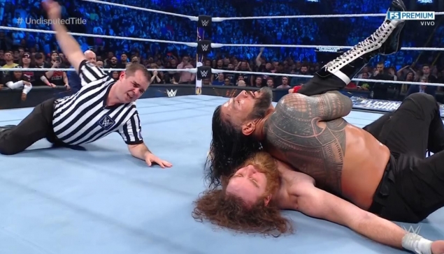 Elimination Chamber : Roman Reigns bat Sami Zayn, Kevin Owens intervient